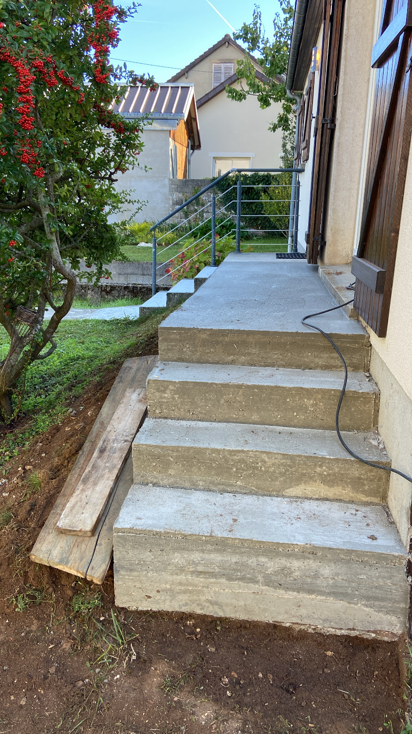 Travaux de maçonnerie et escalier béton réalisés par SARL Pommier, artisan du bâtiment à Héricy en Seine-et-Marne